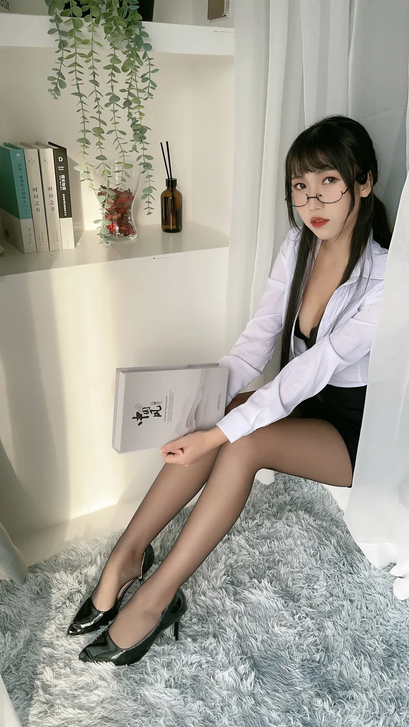 不呆猫 - 黑丝包臀OL [24P,5V-908MB] tg@simisebaisi 【丝足阁】020.webp